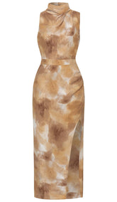 MIDIKLEID MIT PUNKTDRUCK UND OBERSCHENKELSCHLITZ IN KAFFEEBOHNEN